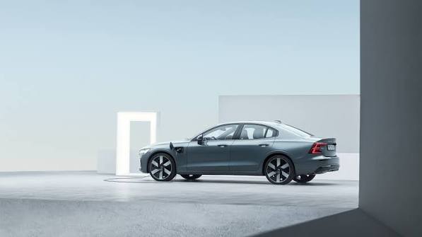 2024 Volvo S60 2.0 T8 PHEV photo 2 of 3