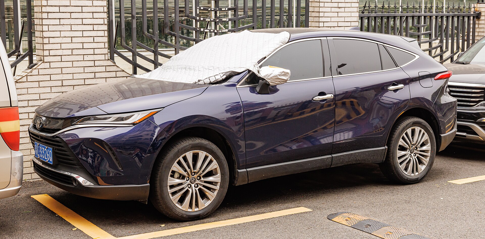 2021 Toyota Harrier 2.0 Luxury photo 2 of 3