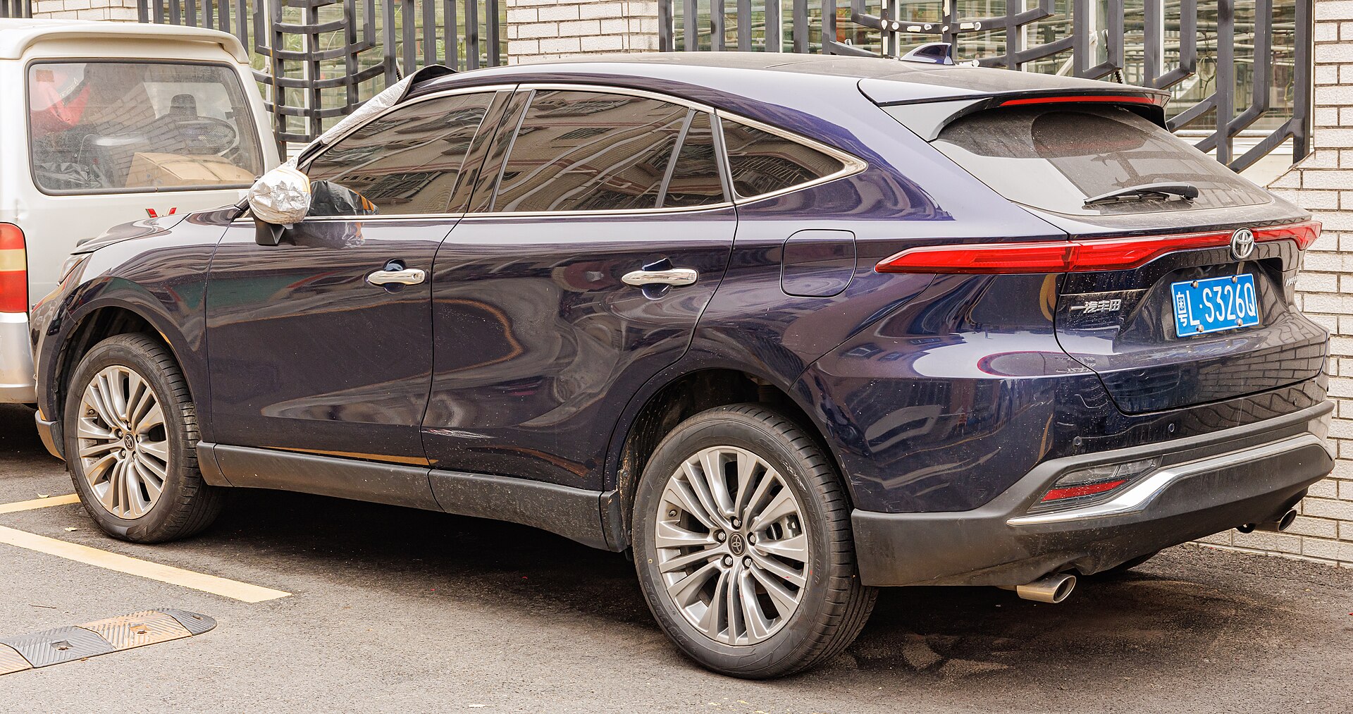 2021 Toyota Harrier 2.0 Luxury photo 3 of 3