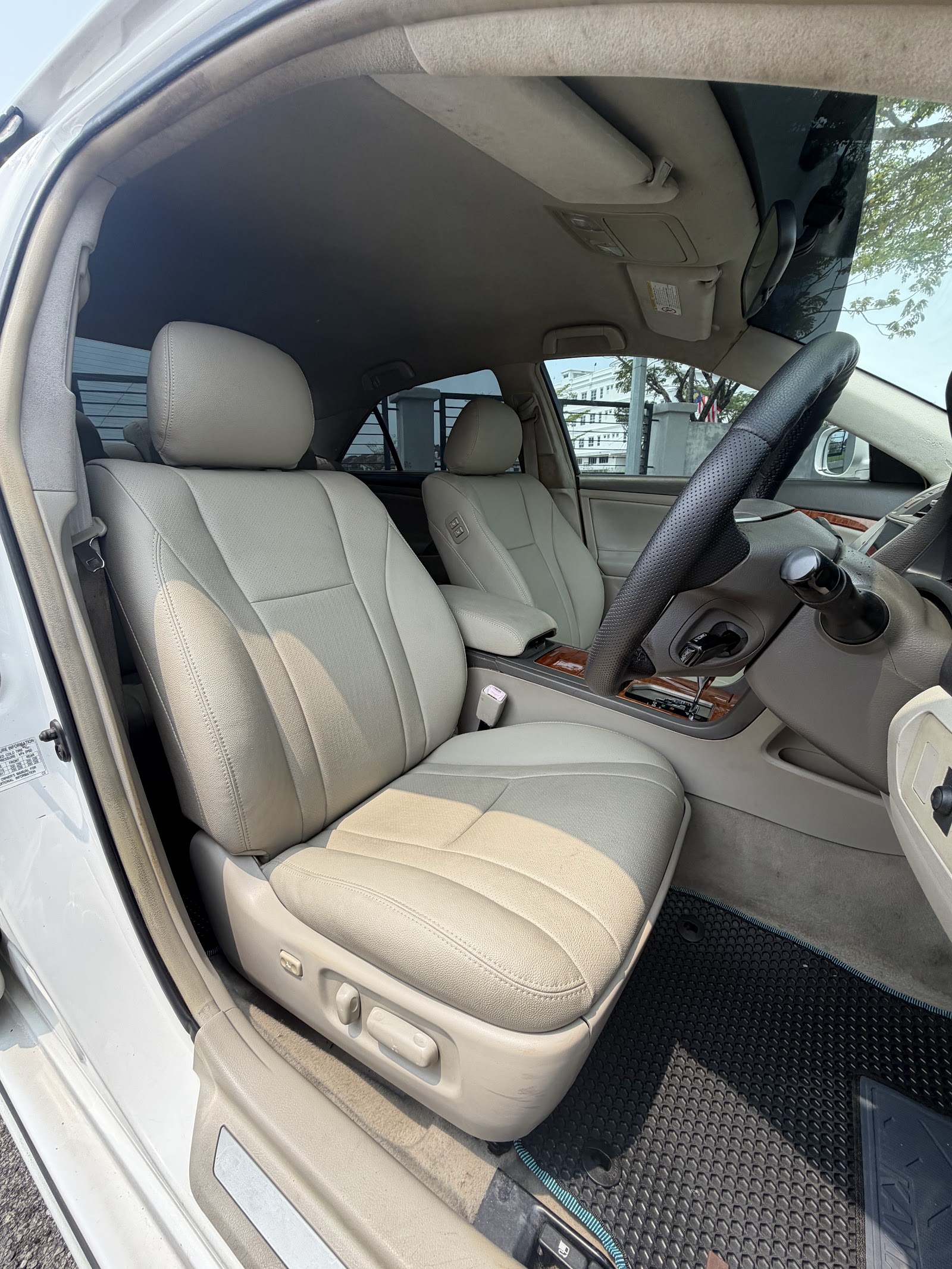 2010 Toyota Camry 2.4V photo 2 of 12
