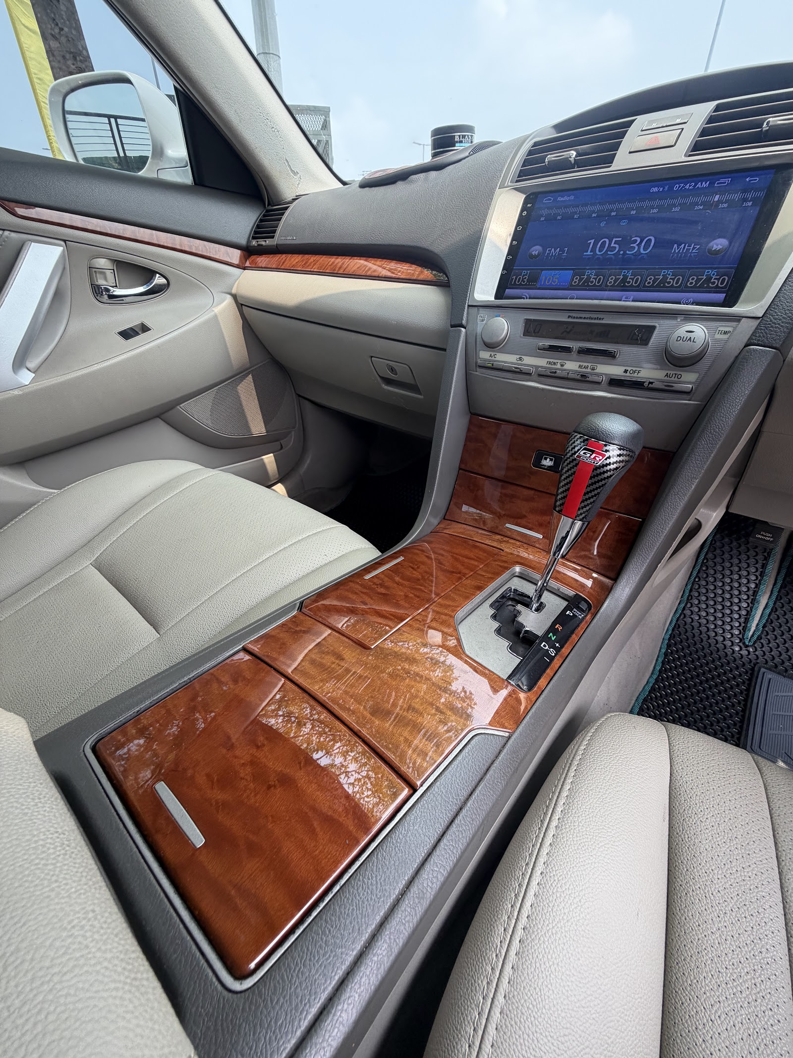 2010 Toyota Camry 2.4V photo 6 of 12